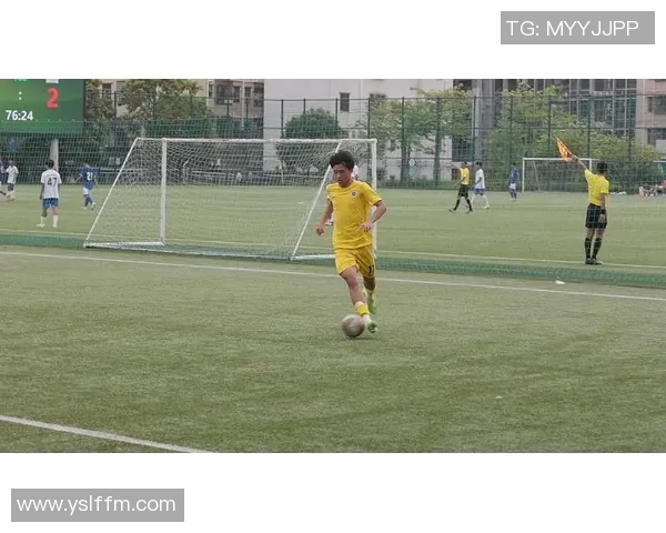 足球明星精彩瞬间带球射门的震撼画面展现球场魅力与激情 足球明星精彩瞬间带球射门的震撼画面展现球场魅力与激情